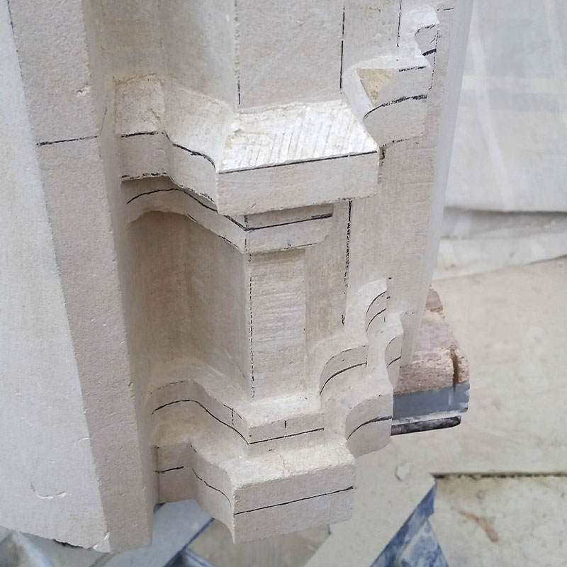 Travail de taille de pierre de tuffeau en atelier